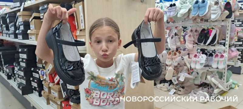 Неделя на сборы! В Новороссийске родители тратят последние деньги на своих школьников
