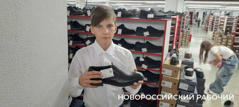 Неделя на сборы! В Новороссийске родители тратят последние деньги на своих школьников