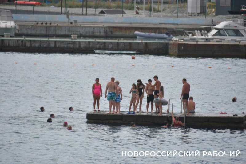 Новороссийцы ходят на пляж, выбирая время между тревожными сигналами