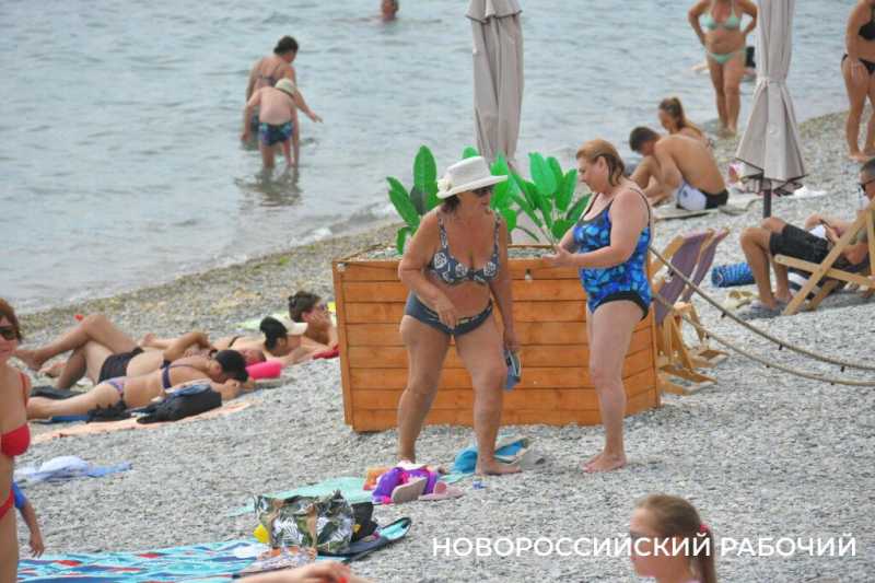 Новороссийцы ходят на пляж, выбирая время между тревожными сигналами