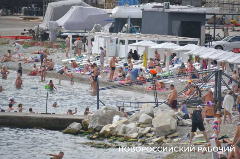 Новороссийцы ходят на пляж, выбирая время между тревожными сигналами