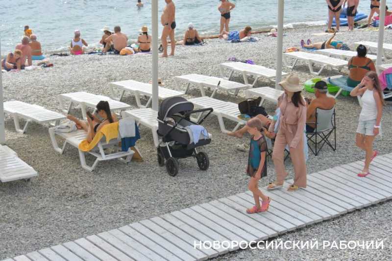 Новороссийцы ходят на пляж, выбирая время между тревожными сигналами