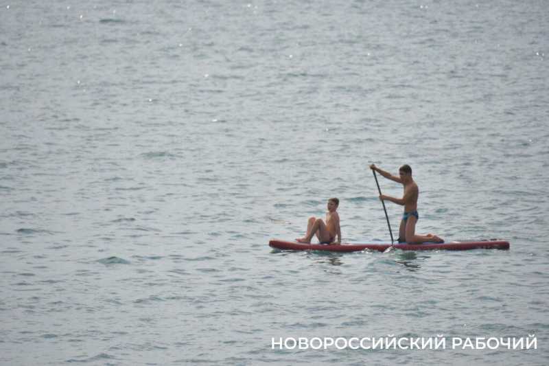 Новороссийцы ходят на пляж, выбирая время между тревожными сигналами