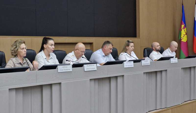 Новороссийские полицейские провели общегородское родительское собрание, посвящённое безопасности несовершеннолетних