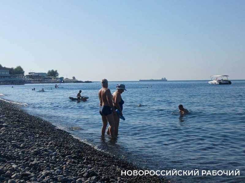 Раннее утро на пригородном пляже Новороссийска – лучшее время для встречи с морем