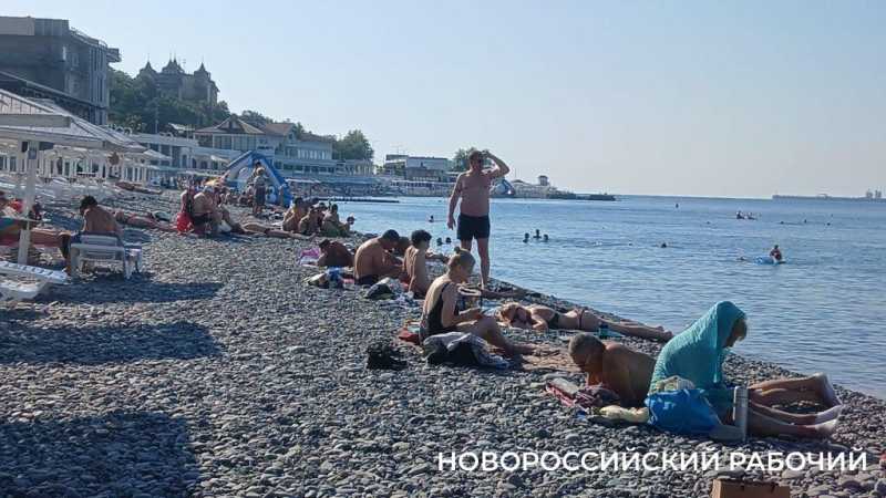 Раннее утро на пригородном пляже Новороссийска – лучшее время для встречи с морем