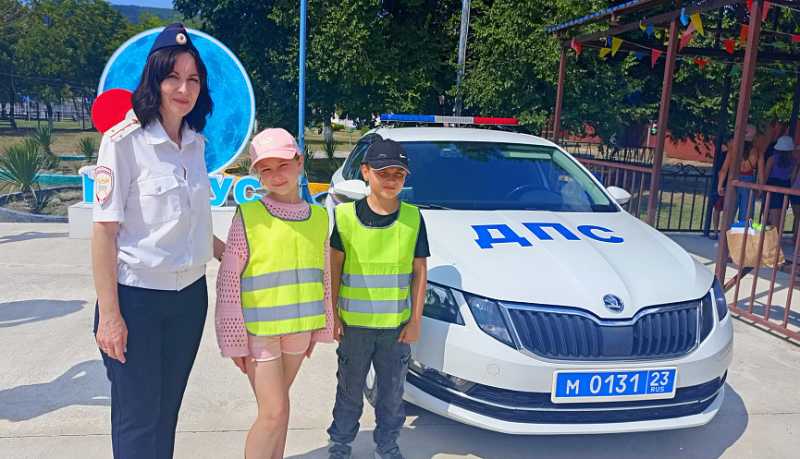 Сотрудники Госавтоинспекции города Новороссийска провели в детском лагере &laquo;Глобус&raquo; необычный урок безопасности