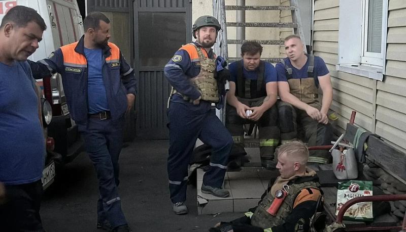 Специалисты Службы спасения Новороссийска всю ночь оказывали помощь жителям во время атаки киевского режима