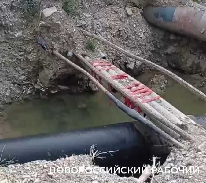 В Новороссийске горожане бояться утонуть в траншее на участке реконструкции Троицкого водовода