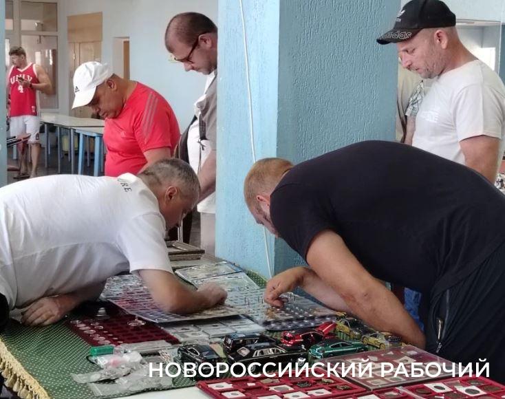 В Новороссийске на «Ярмарке увлечений»продают мелочь из СССР, «Тройной одеколон» и пейзаж КТК