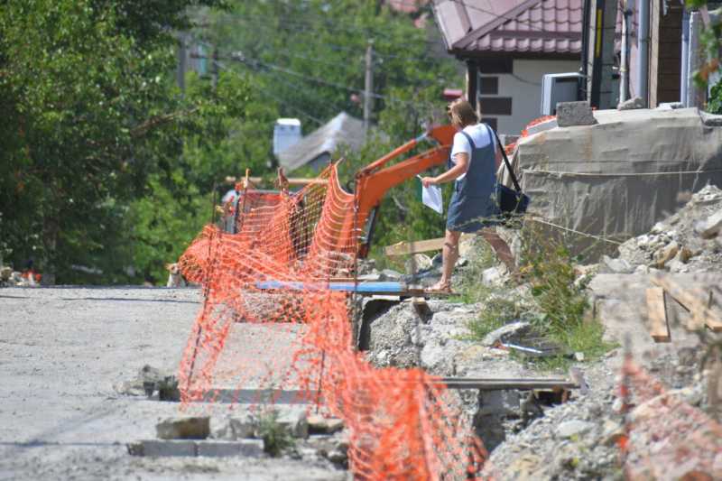 В Новороссийске на Мефодиевку тянут большую воду тянут. Но не протянут ли сроки?
