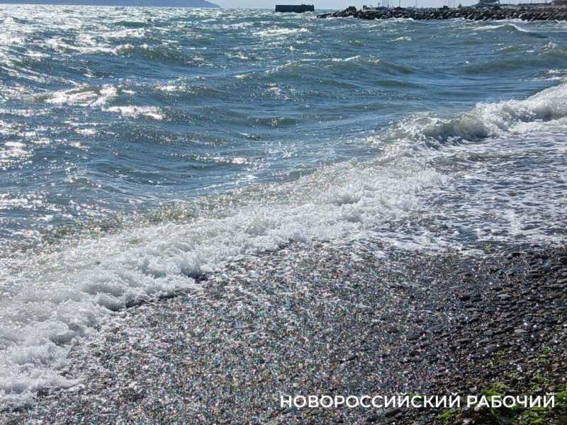 В Новороссийске норд-остом сдуло с пляжа отдыхающих