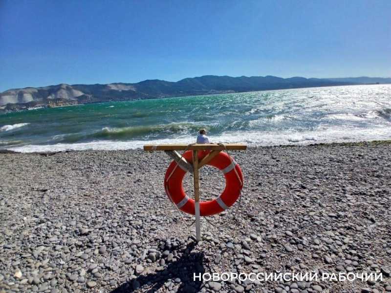 В Новороссийске норд-остом сдуло с пляжа отдыхающих