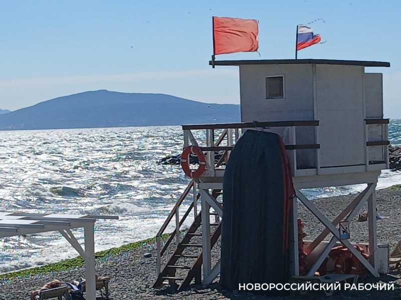 В Новороссийске норд-остом сдуло с пляжа отдыхающих