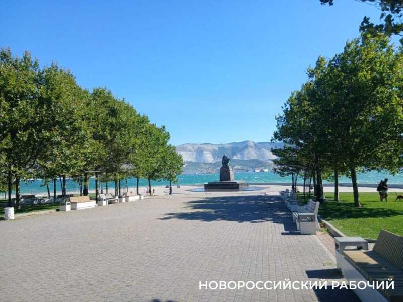 В Новороссийске норд-остом сдуло с пляжа отдыхающих