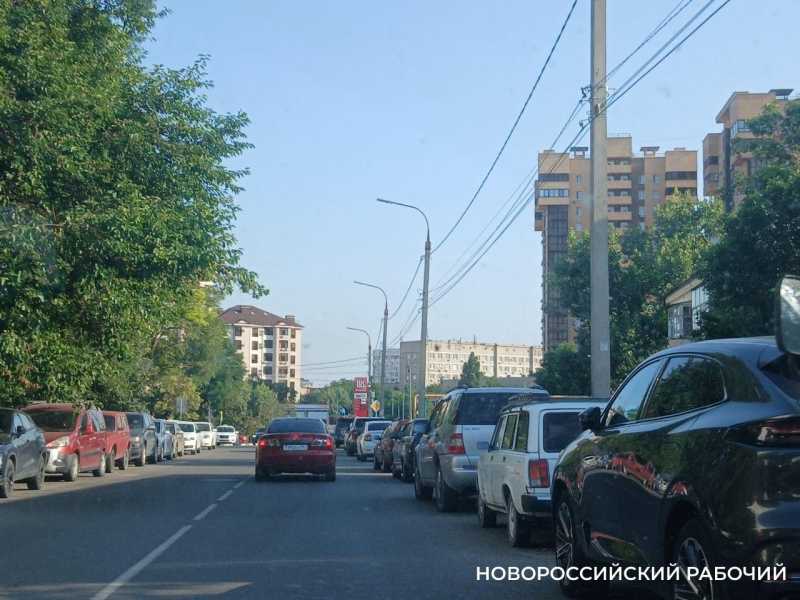 В Новороссийске очереди за бензином исчезают и возвращаются