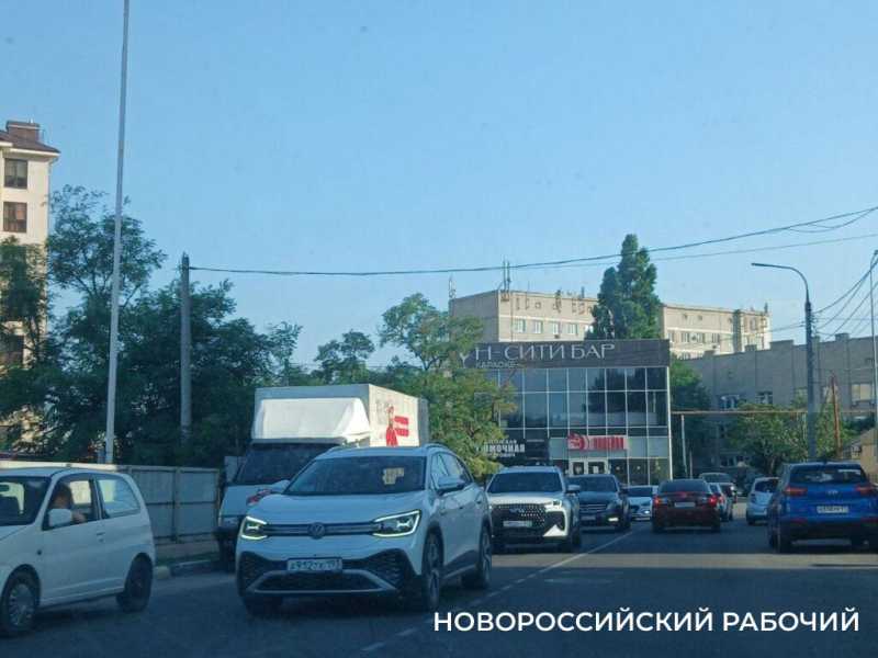 В Новороссийске очереди за бензином исчезают и возвращаются