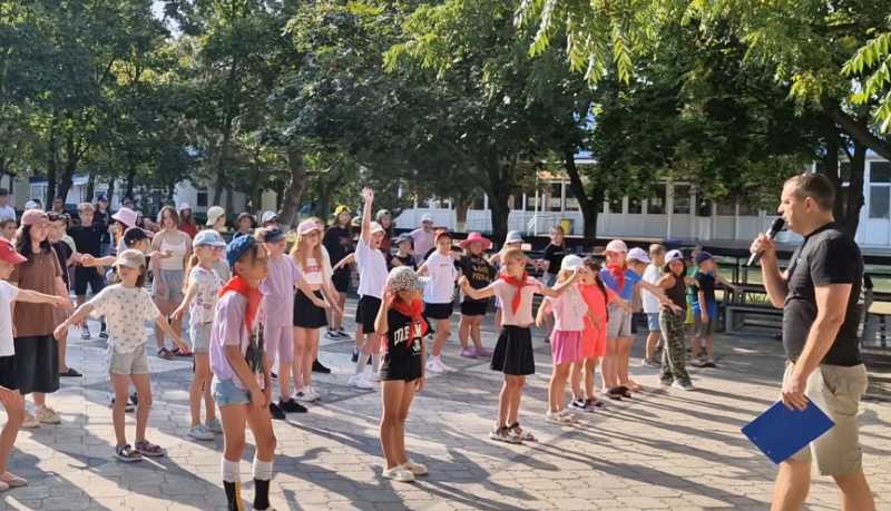 В Новороссийске полицейские, спортсмены и члены Общественного совета приняли участие во Всероссийской акции &laquo;Зарядка со стражем порядка&raquo;