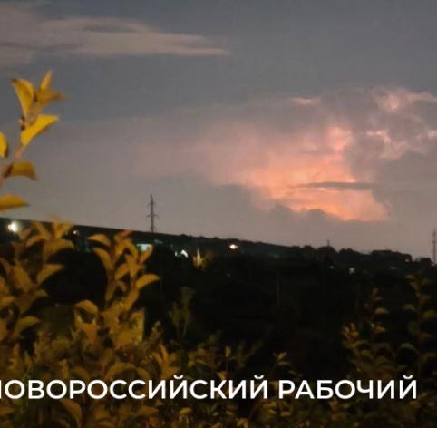 В Новороссийске полюбовались далекими молниями в надежде на дождь и похолодание