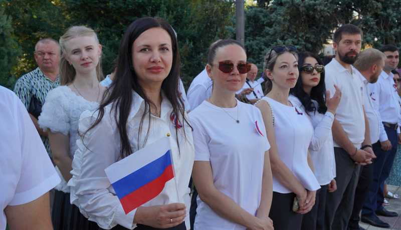В Новороссийске празднование Дня Государственного флага России стартовало со спортивного забега и торжественных церемоний поднятия триколора