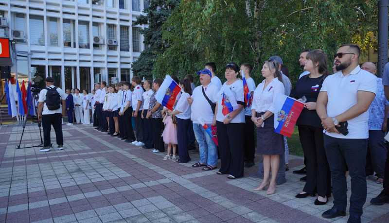 В Новороссийске празднование Дня Государственного флага России стартовало со спортивного забега и торжественных церемоний поднятия триколора