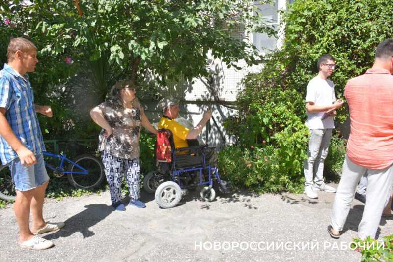 В Новороссийске случился конфликт из-за установки электроподъёмника инвалиду