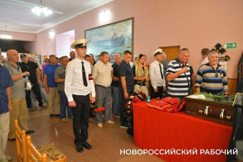 В Новороссийске ушел в последний дозор настоящий советский офицер Александр Корсуворов