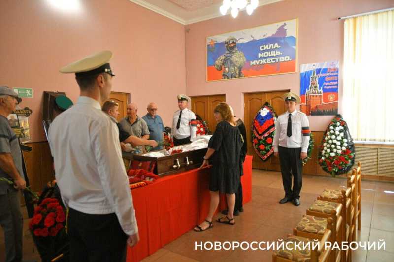 В Новороссийске ушел в последний дозор настоящий советский офицер Александр Корсуворов