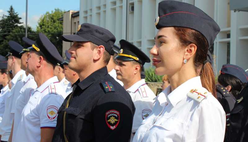В Новороссийской полиции состоялось торжественное построение, посвящённое Дню Государственного флага Российской Федерации
