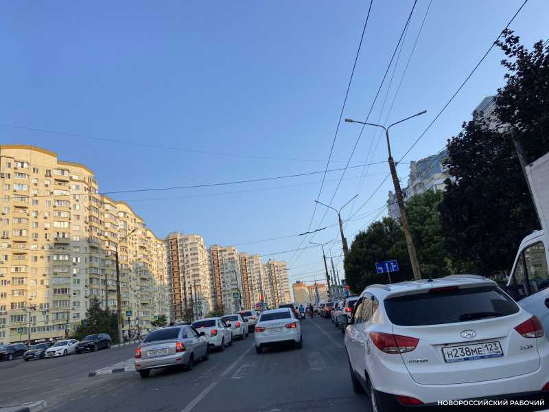 Водителей в очереди за бензином в Новороссийске во время атак БПЛА  могут оштрафовать