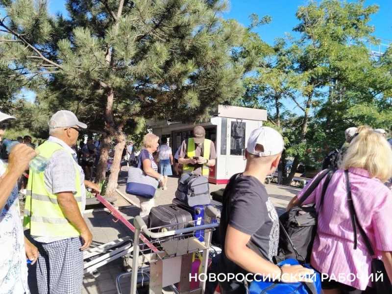 Вокзал Новороссийска изо всех сил держится под напором пассажиров