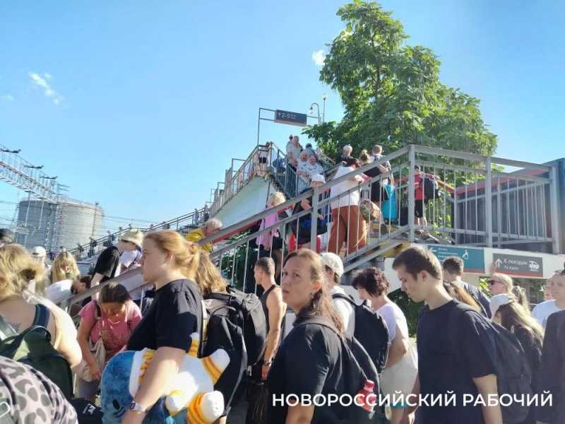 Вокзал Новороссийска изо всех сил держится под напором пассажиров
