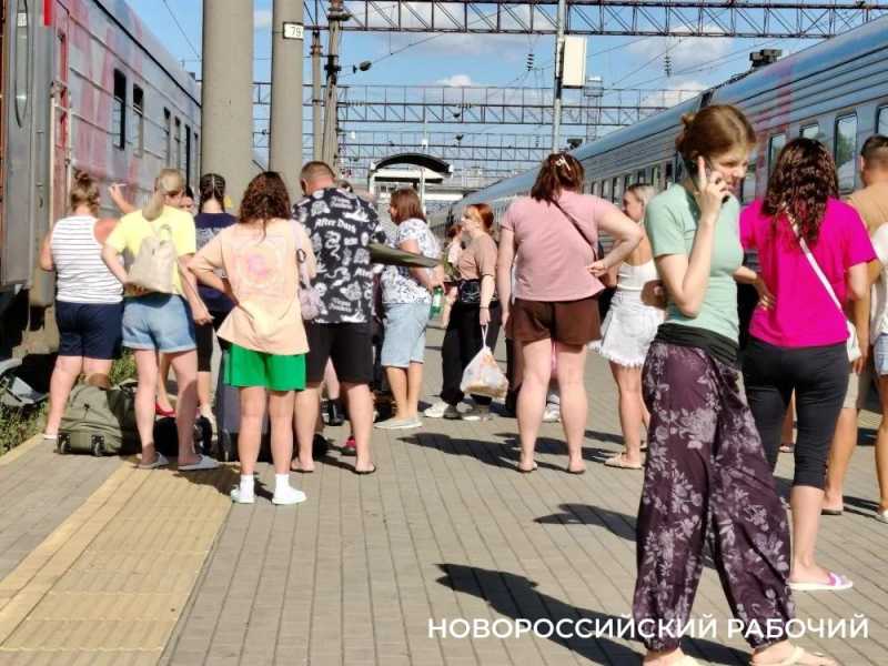 Вокзал Новороссийска изо всех сил держится под напором пассажиров