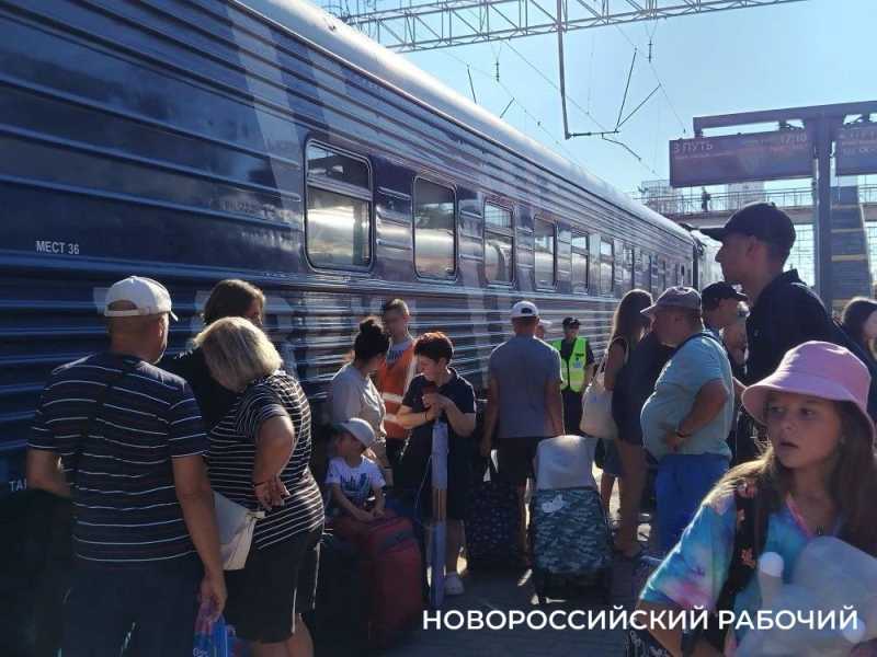 Вокзал Новороссийска изо всех сил держится под напором пассажиров