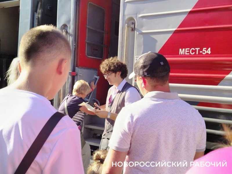 Вокзал Новороссийска изо всех сил держится под напором пассажиров
