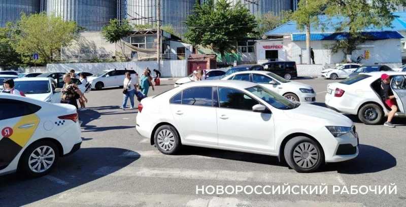Вокзал Новороссийска изо всех сил держится под напором пассажиров