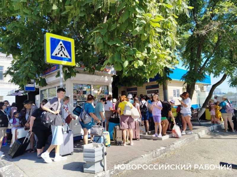 Вокзал Новороссийска изо всех сил держится под напором пассажиров