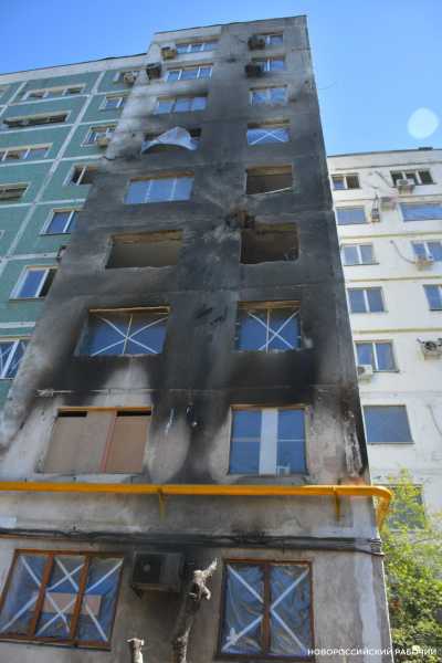 &laquo;Вышла попить и тут &ndash; взрыв&raquo;. В Новороссийске в одну 9-этажку попали два БПЛА