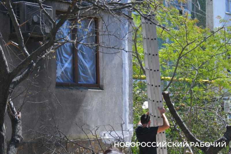&laquo;Вышла попить и тут &ndash; взрыв&raquo;. В Новороссийске в одну 9-этажку попали два БПЛА