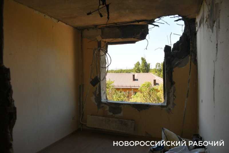 &laquo;Вышла попить и тут &ndash; взрыв&raquo;. В Новороссийске в одну 9-этажку попали два БПЛА