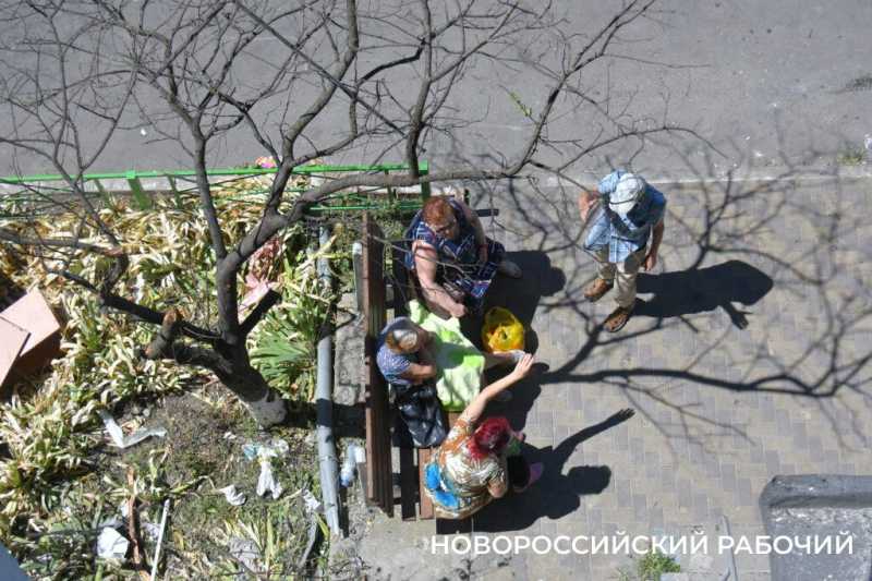 &laquo;Вышла попить и тут &ndash; взрыв&raquo;. В Новороссийске в одну 9-этажку попали два БПЛА