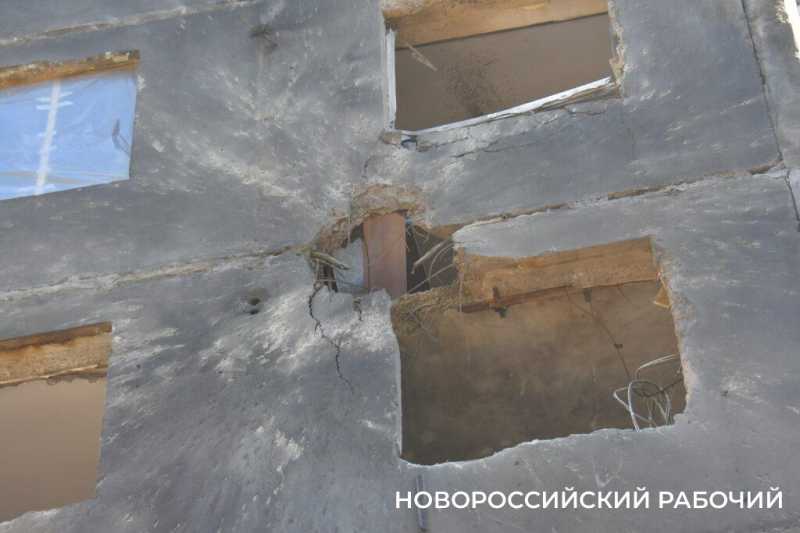 &laquo;Вышла попить и тут &ndash; взрыв&raquo;. В Новороссийске в одну 9-этажку попали два БПЛА