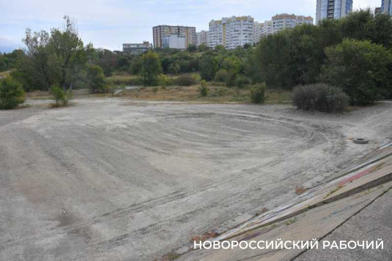 Будущий парк &laquo;Южные пруды&raquo; в Новороссийске пока напоминает пустыню