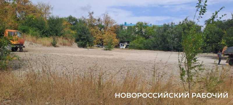 Будущий парк &laquo;Южные пруды&raquo; в Новороссийске пока напоминает пустыню