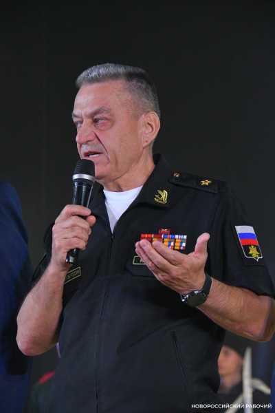 Командиру военно-морской базы Виктору Кочемазову на вручении звания Почетного гражданина Новороссийска аплодировали стоя