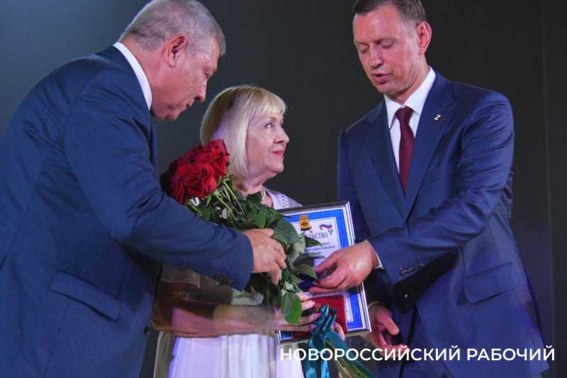 Командиру военно-морской базы Виктору Кочемазову на вручении звания Почетного гражданина Новороссийска аплодировали стоя