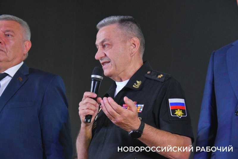 Командиру военно-морской базы Виктору Кочемазову на вручении звания Почетного гражданина Новороссийска аплодировали стоя