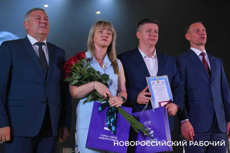 Командиру военно-морской базы Виктору Кочемазову на вручении звания Почетного гражданина Новороссийска аплодировали стоя