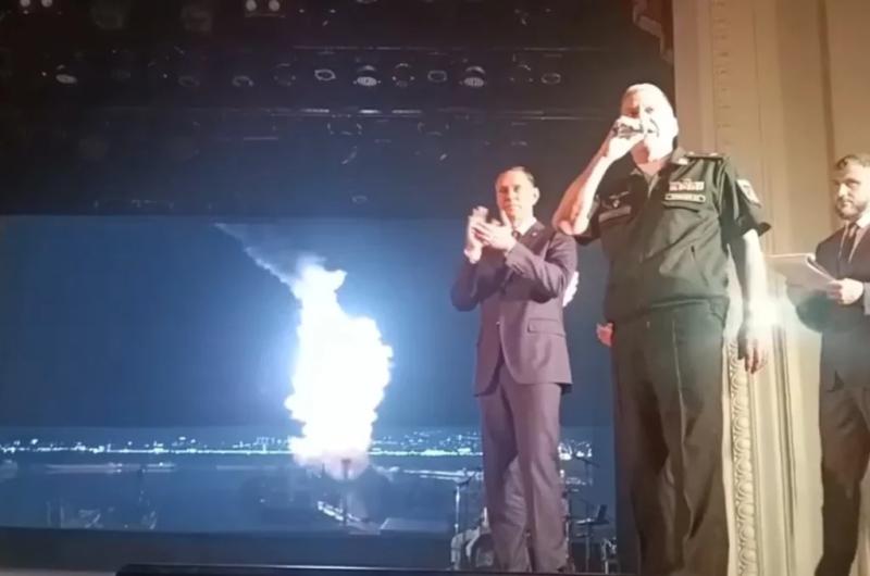 Командиру военно-морской базы Виктору Кочемазову на вручении звания Почетного гражданина Новороссийска аплодировали стоя