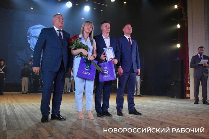 Командиру военно-морской базы Виктору Кочемазову на вручении звания Почетного гражданина Новороссийска аплодировали стоя